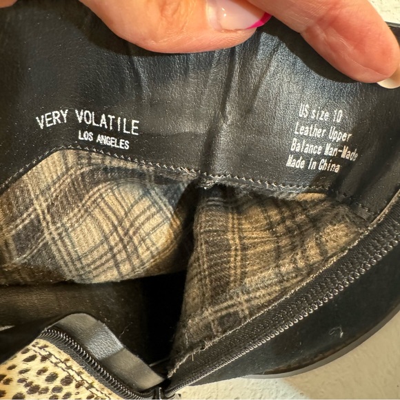 Very Volatile Suede Leather Black and animal print wedge Bootie woman's 10 - Picture 7 of 9